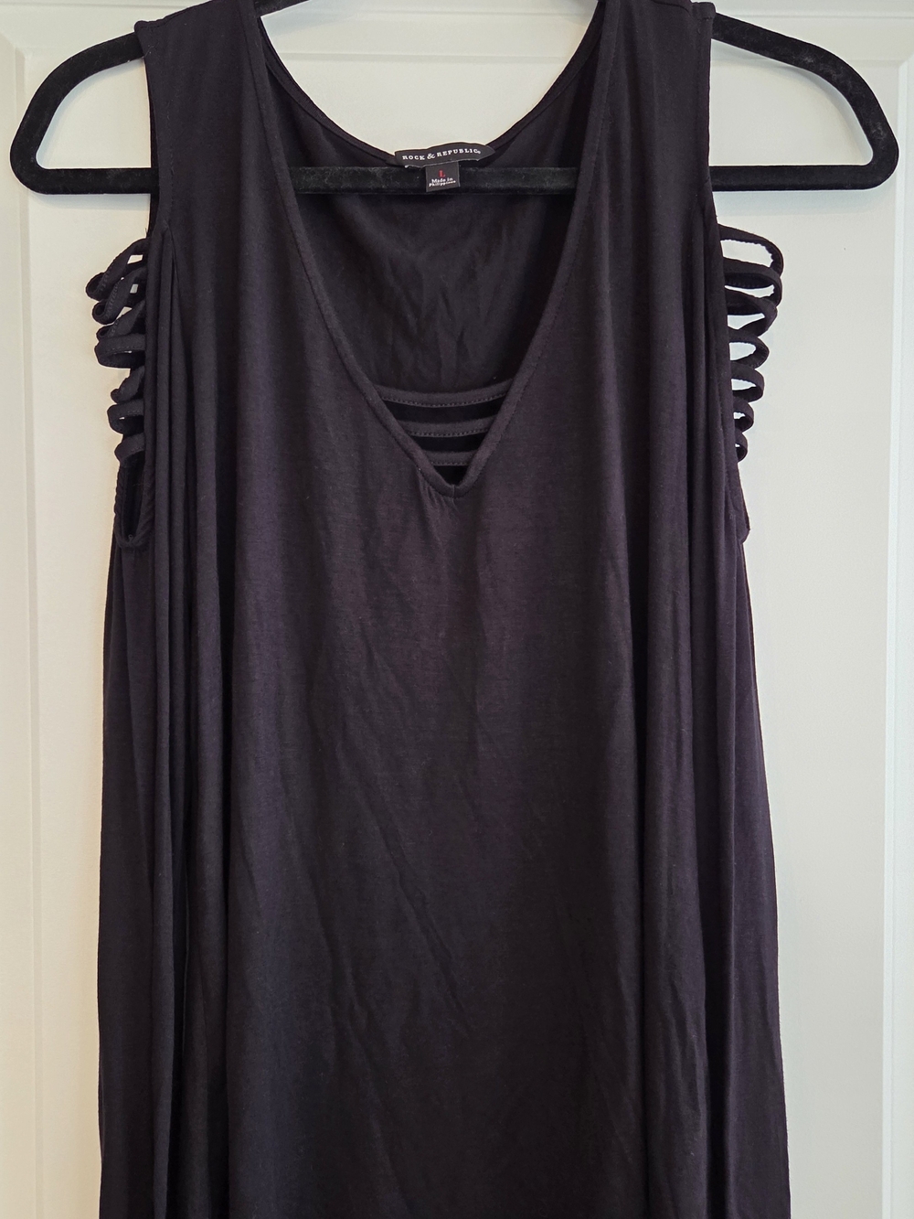Rock & Republic Black Sleeveless V-Neck Tank with Strappy Side Detail